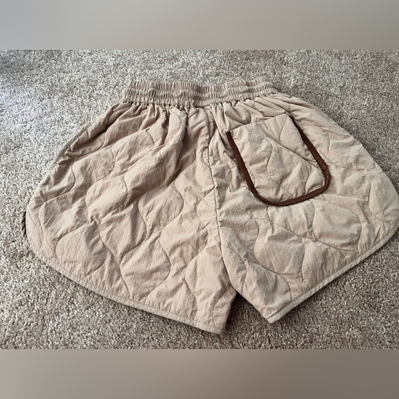 Varley Connel Quilt Short 4” in Warm Taupe size XS - Picture 5 of 6